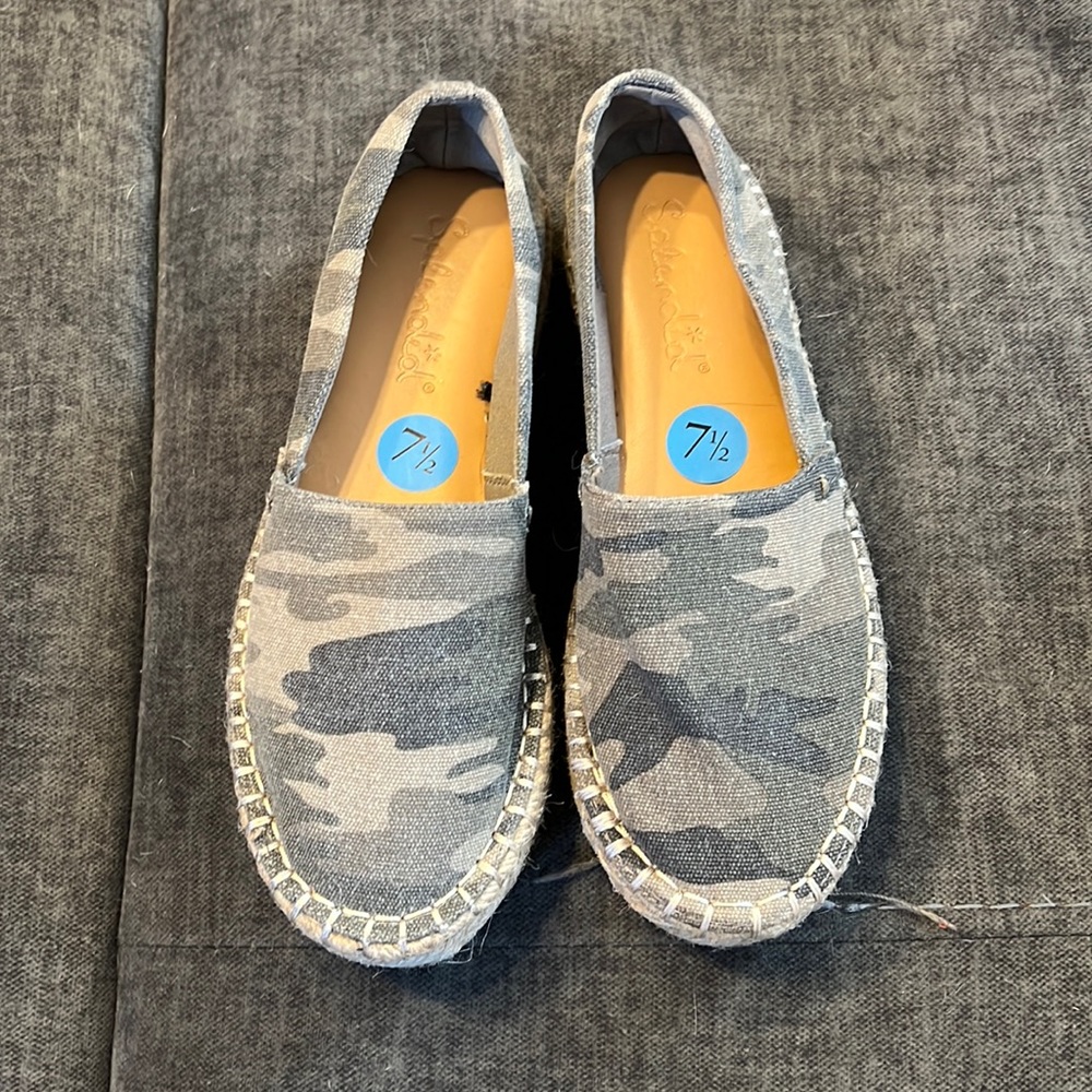 Canvas shoes